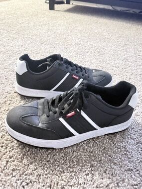 Levi's Men's Black and White Low-Top Sneakers with Side Stripe